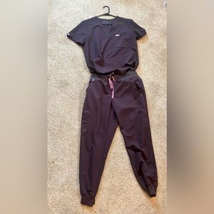 Figs Catarina one pocket large top , medium petite Zamora jogger bottoms .